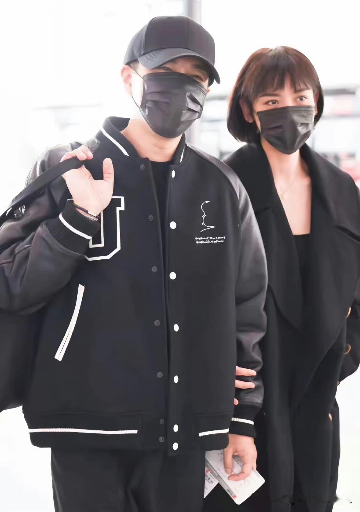 刘恺威李晓峰当年挺甜蜜的，2022年他们官宣恋情，牵手爬山被偶遇，两人大方秀恩爱