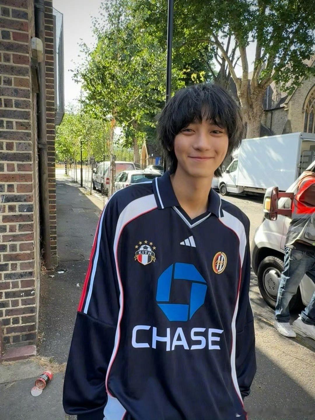 朴灿烈瘦到脱相没有瘦到脱相的程度的！下次换个拍照角度吧哈哈哈哈哈[doge]​​​