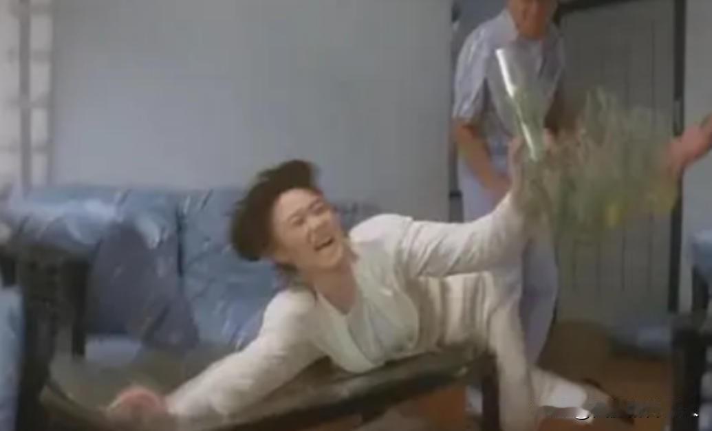 1987年，利智在拍摄时，被周润发一脚踹进玻璃渣里，后来在杀青宴上，周润发又悄悄