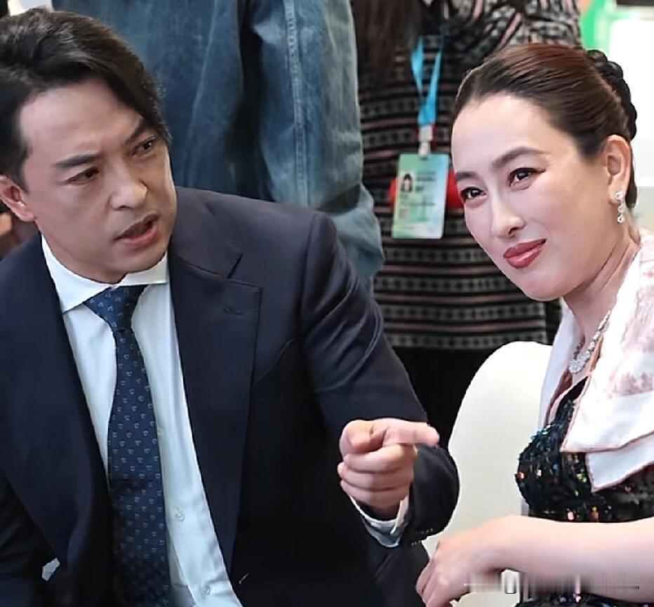 富大龙都已经50岁了，颜值依旧扛打，脸上没有什么皱纹，他旁边的这一个女演员不知道