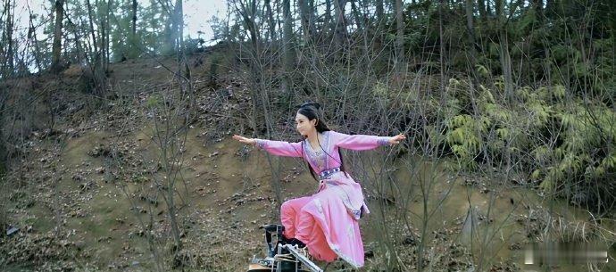 原来赵丽颖这个轻功是这样拍的啊！我还一直以为是吊威亚呢…