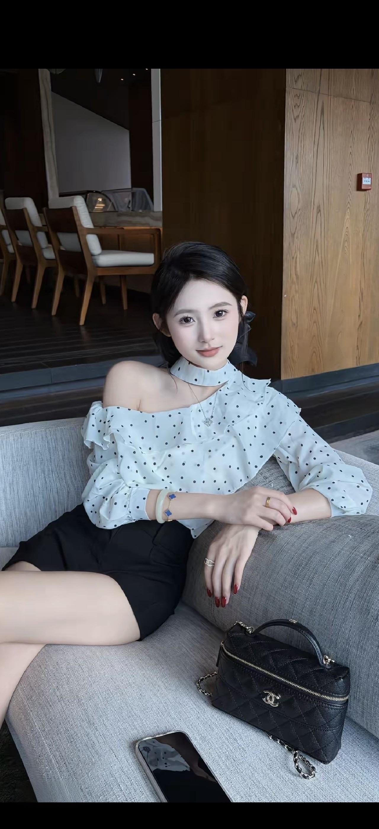 玉手抚琴坐，清音入画来。
