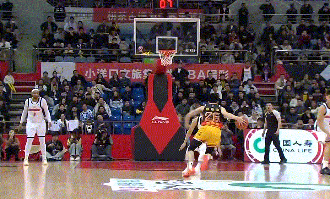 我的天！江苏队命中神奇打板三分反超比分，只剩不到2秒，广东队还有奇迹吗？江苏男篮