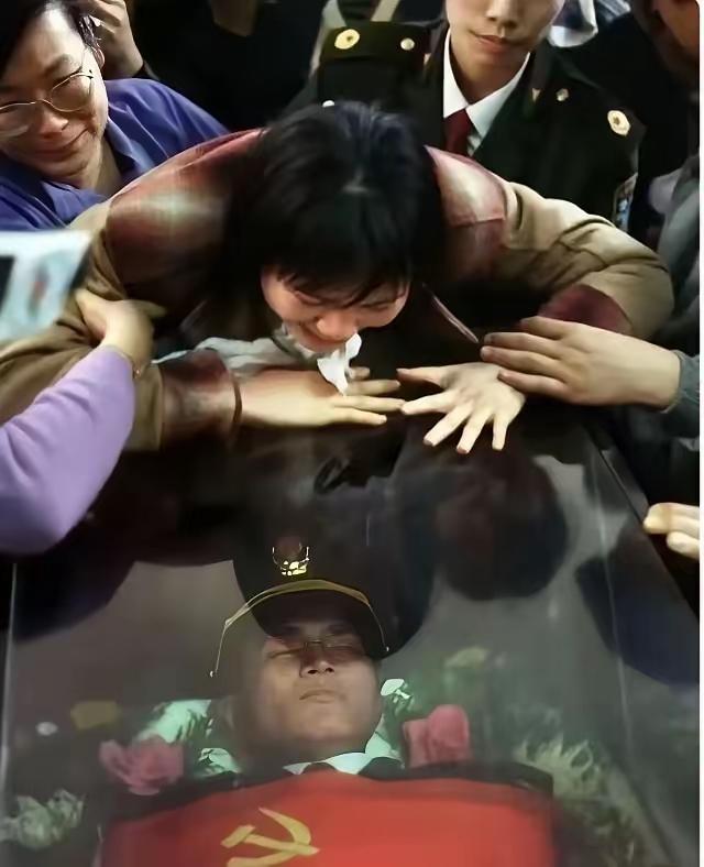 1995年3月，佛山殡仪馆，新婚刚刚45天的曹秀仪趴在丈夫杨冠生的灵柩前，不久前