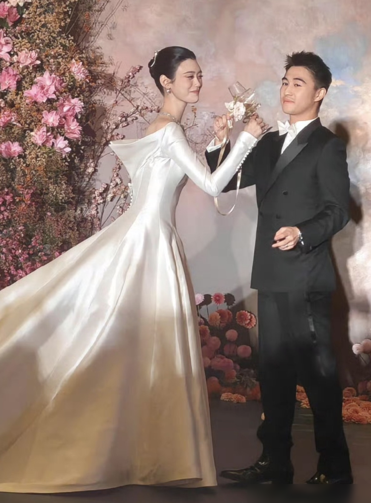何猷君当众自嘲：我矮她半个头，还偏要追。9月28日澳门上葡京，500人答谢宴，奚梦瑶又把法国古堡那套
