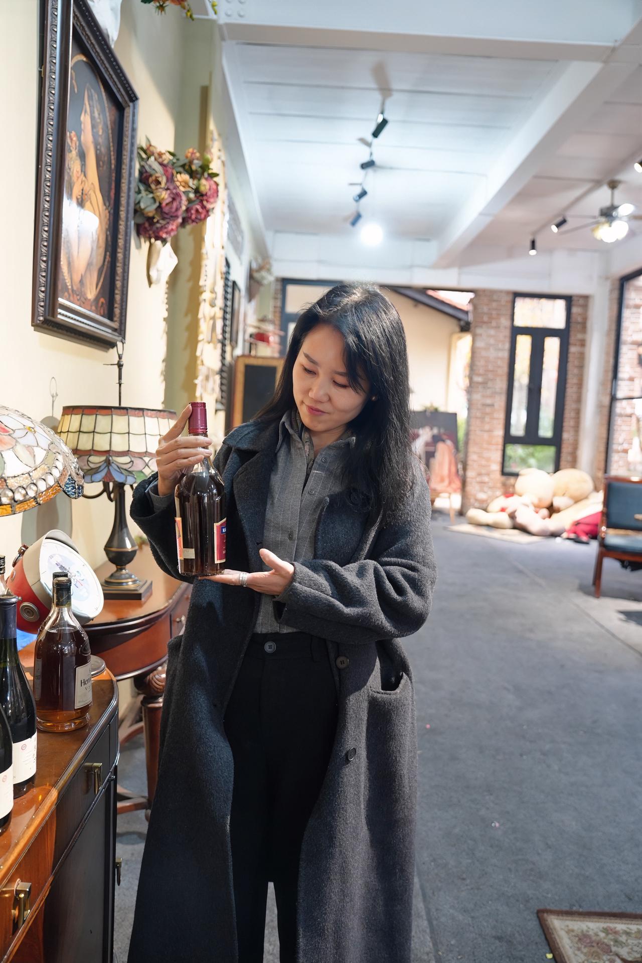 这张室内人像照的特点可从场景氛围、拍摄手法、主体表现三个维度分析，兼具生活化抓拍