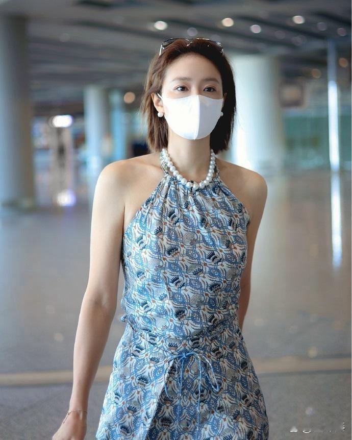 最近高叶现身机场，她这次搭配的很有时尚风情，看上去年轻又漂亮，真的是太迷人了。