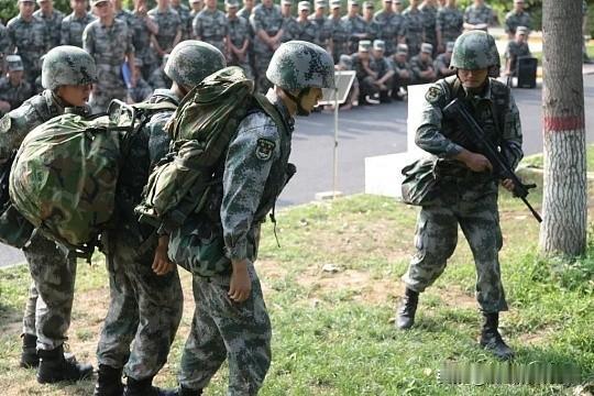 一、明确留队的基本门槛留队不是申请就能批，必须满足硬性条件：-编制与名