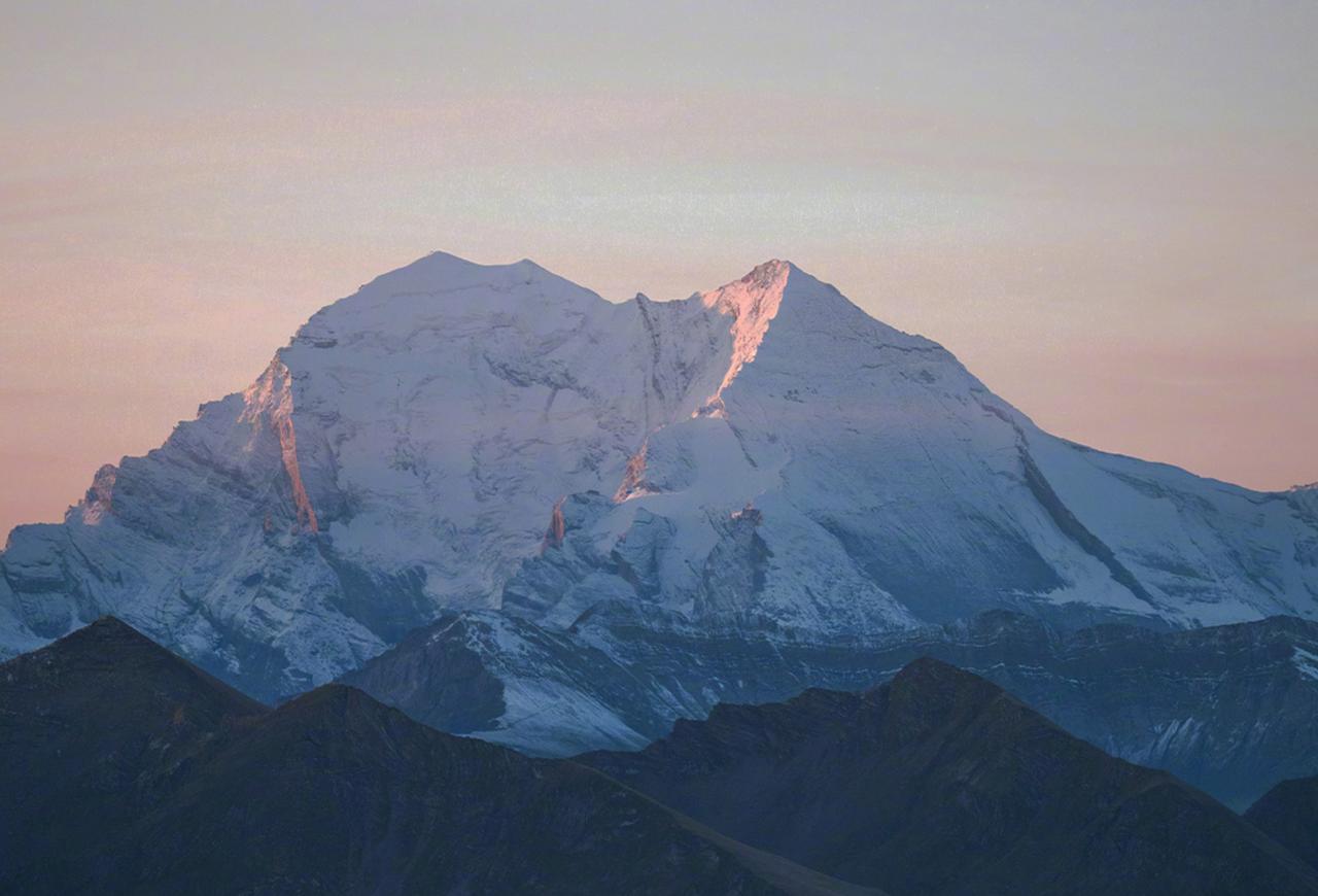 一个朋友最近离婚了，正如她说的：“过不下去的婚姻，还不趁早离，还等着过年吗？”