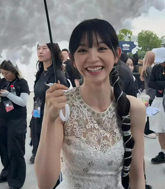 田曦薇这个雨伞有点儿意思啊