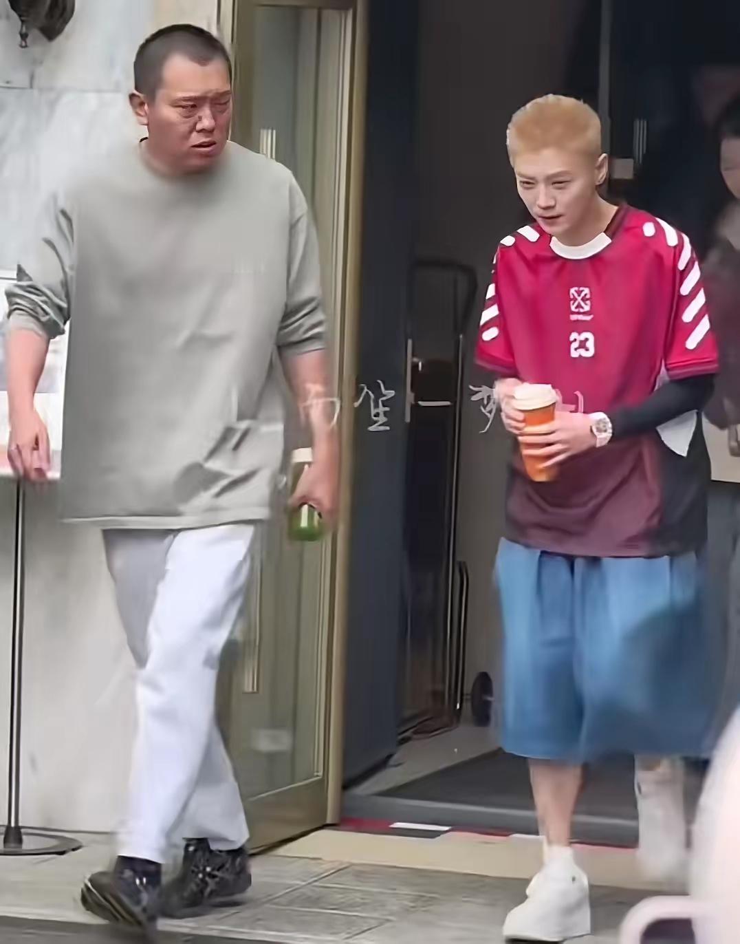 鹿晗这真的是备受打击呀这看起来怎么勾勒成一个小老头了呀！鹿晗和关晓彤分手以后