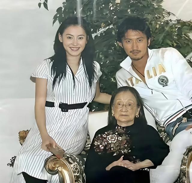 当年谢霆峰带着怀着身孕的张柏芝去温哥华拜见谢老太太。老太太膝下有八个孩子，儿子谢