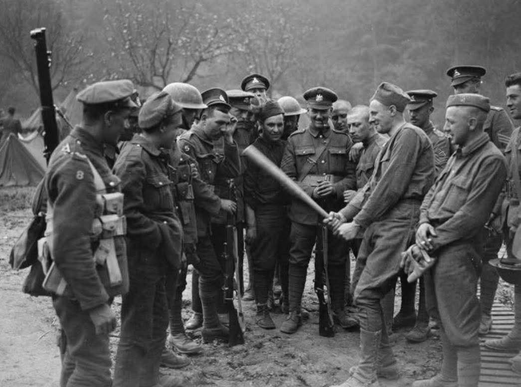 1918年5月18日，美国士兵向英国士兵讲解美国棒球这项运动……这张照片拍摄于1
