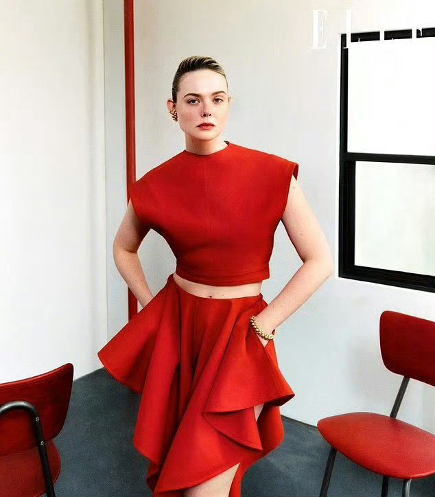 ElleFanning登上英国版《ELLE》2026年5月刊封面，ALAIA时