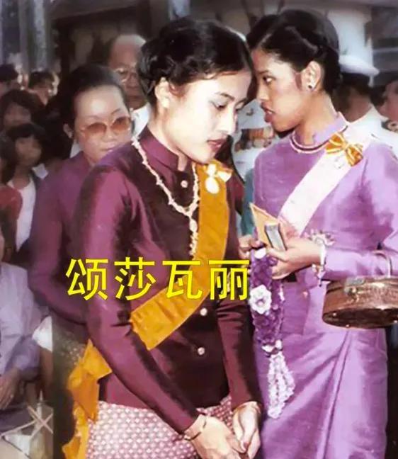 曾经的颂妃和小姑子擦肩而过，诗丽吉这生病的小女儿衬得颂妃貌美如花。不知咋地，后来