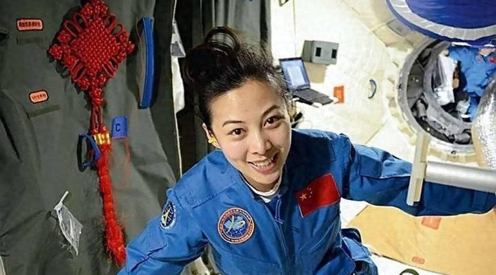 你真以为空间站里拉个帘子，女航天员就能体体面面过日子？别天真了。当神舟十九号