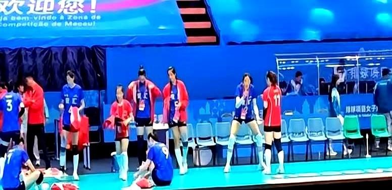 最近有人调侃朱婷赛后不赶紧歇着，总在场地里“磨磨蹭蹭”？人家明明是蹲在地上，给倪