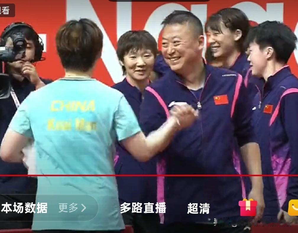 蒯曼最后一个球落地，马琳开心的走过来握手庆祝。孙颖莎3-1早田希娜王曼昱3-