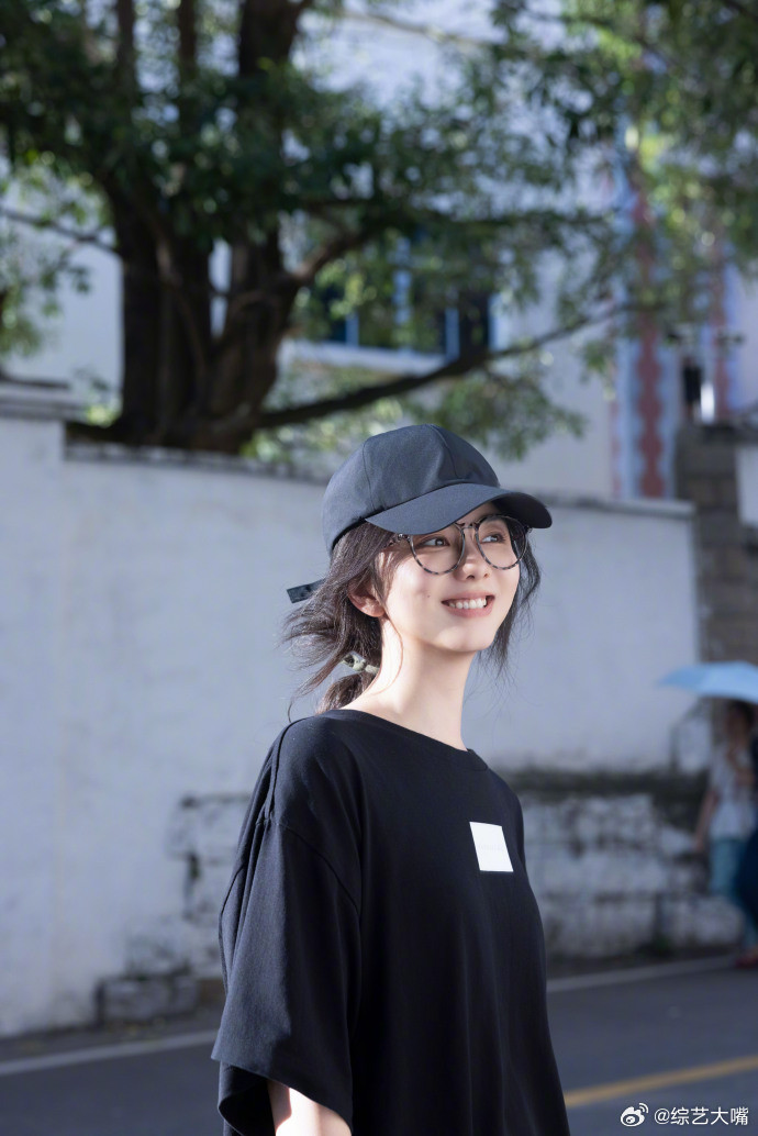 谭松韵还是当年的耿耿夏日氛围感写真弱化了刻意的镜头塑造，依靠自身自带的气韵撑起画