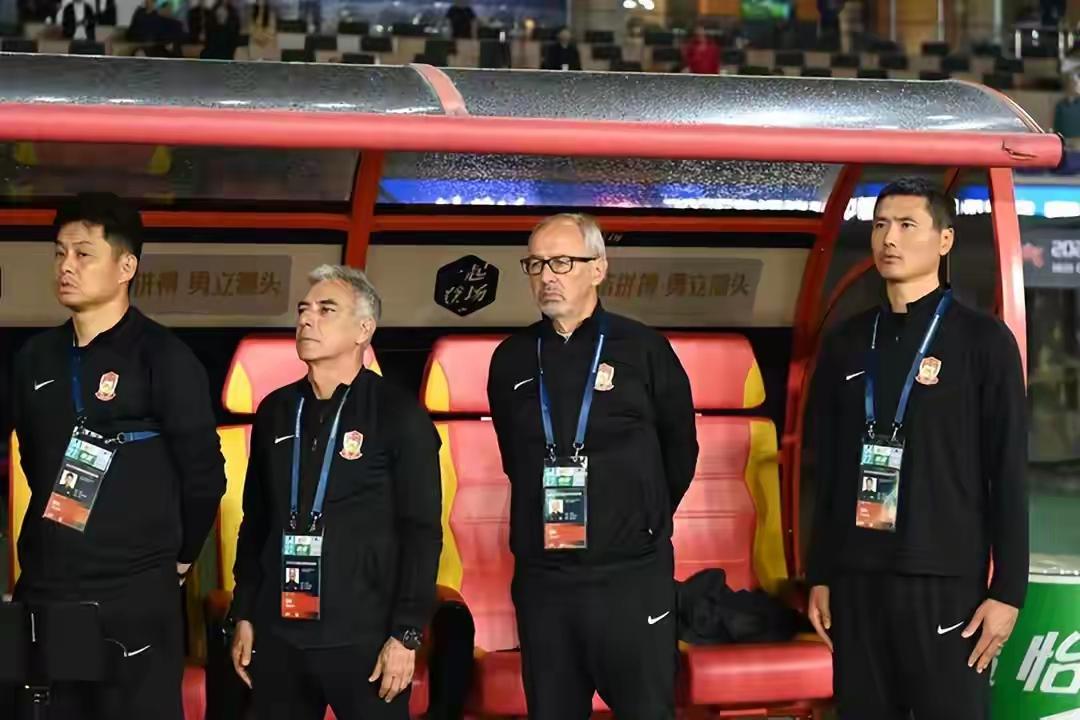 邵佳一教练团队一览没有外人还是青岛西海岸教练团队德国两人国产助教刘健守