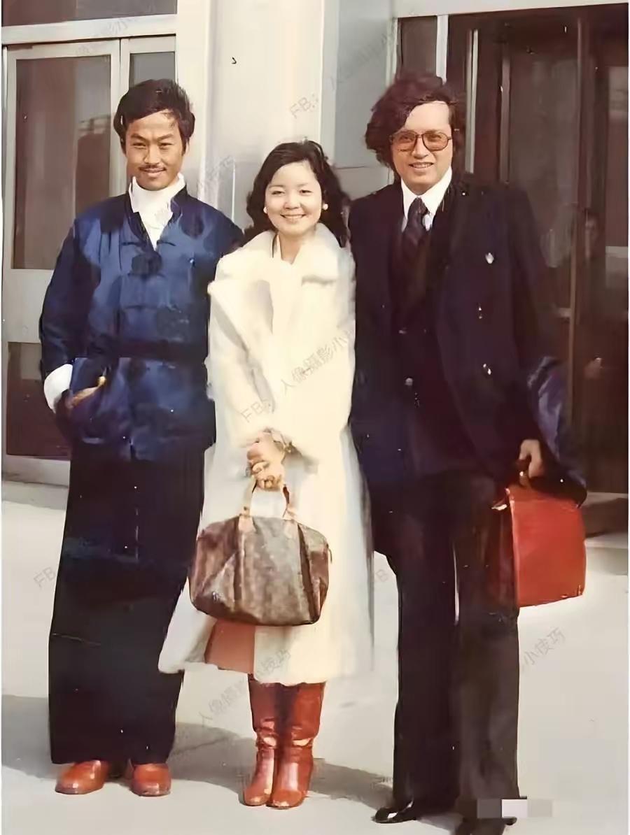 你能认出中间的女孩是谁吗？只有50后60后70后的一代人才能够认出她是谁。她是流