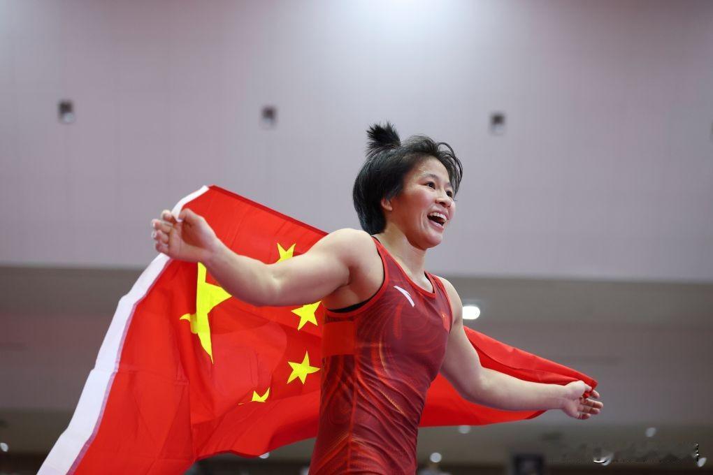彻底颠覆了我的认知！10月3日，中国姑娘洪可新夺得摔跤项目女子57公斤级决赛金