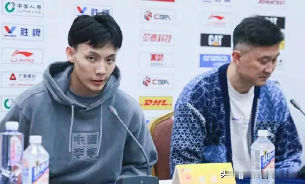 徐杰这是在抗议杜峰！球权和开火权都在胡明轩和奎因这，徐杰五次出手，萨姆纳这才十次