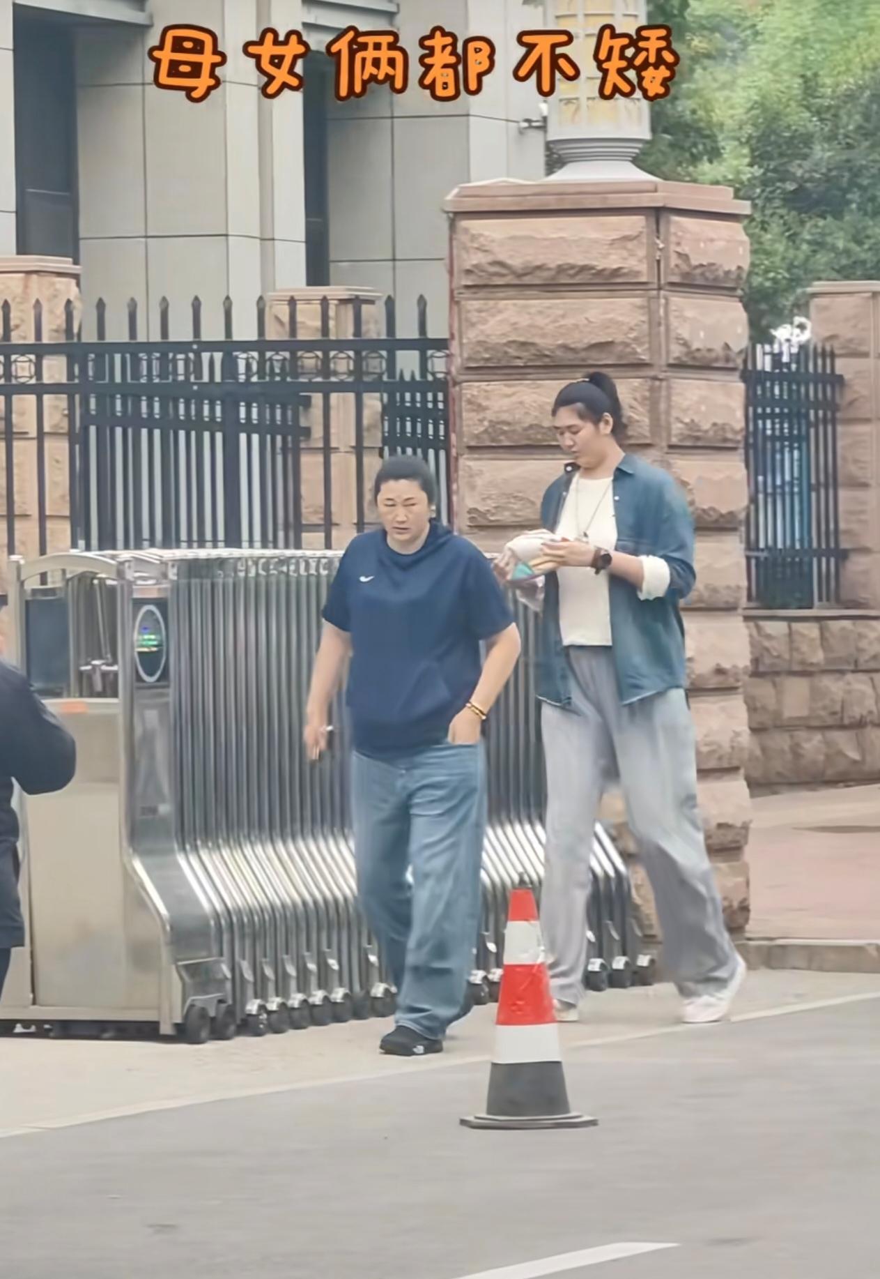 张子宇和她妈妈同框，这身高气场直接把我看呆了！她遗传于她爸妈的