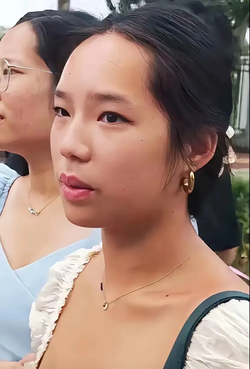 我见过不少跨国寻亲的也看过那些痛哭流涕的拥抱实在没想到，黄楼转身就跟养父