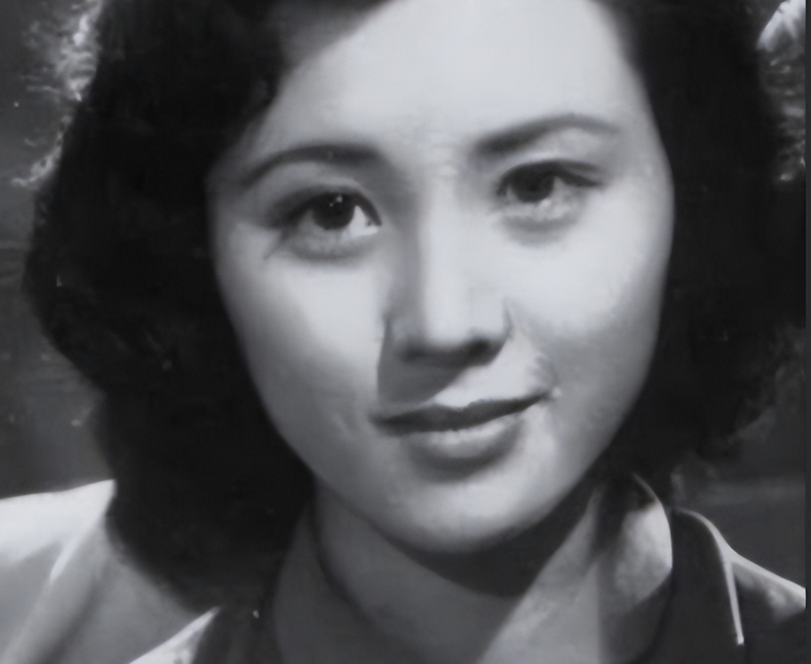 1942年，一个八路军女队员从来不洗脚，却引起了游击队长甄凤山的高度警惕。他半夜