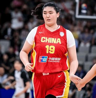 中国女篮新星张子宇在高原训练当中出现了身体不适。据中国女篮官方消息，中国女篮新星