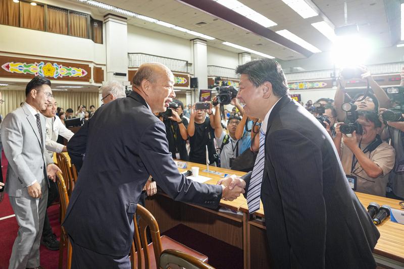 罗智强「说历史陪爸妈」首映会　韩国瑜、傅崐萁握手大和解梅花新闻网简立欣/台