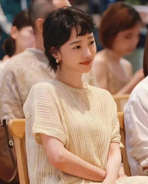 百何的松弛感穿搭，赢麻了米色针织长裙搭配利落短发，简约温柔又高级✨41岁