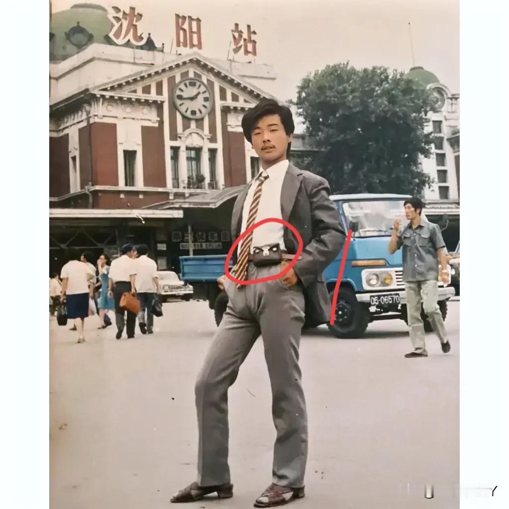 上世纪八十年代，一位精神小伙在沈阳火车站前，留下的美好瞬间。他身着西装，打着领带