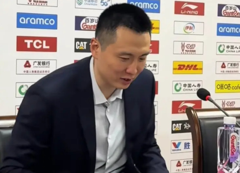 评论区:卢伟是现役CBA联赛最会甩锅的主教练没有之一！上海连续客场不敌同曦，