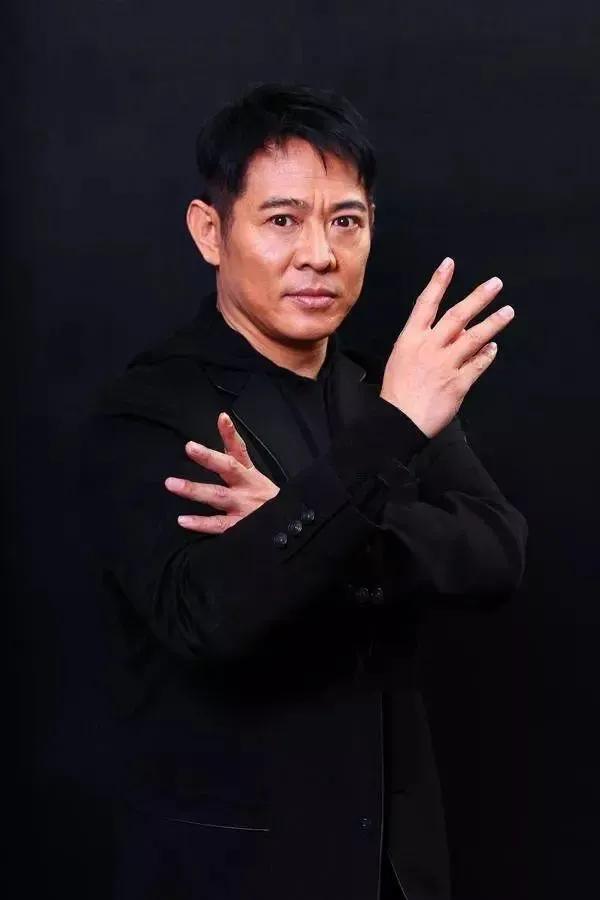 李连杰住院拍个视频，万万没想到却害了自己的老婆利智。全网都在为他打抱不平，觉得利