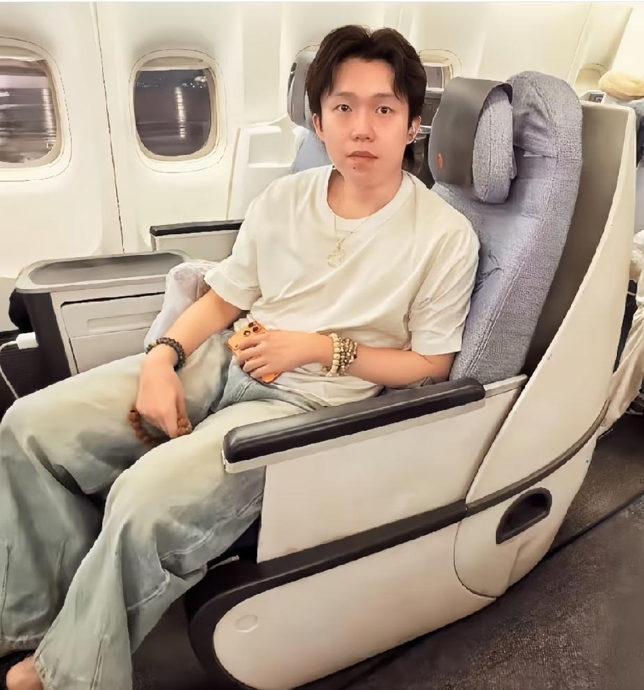 王楚钦这身真的好清爽，手串反倒成显眼包了飞机上随手一拍，简单白T+浅牛仔裤
