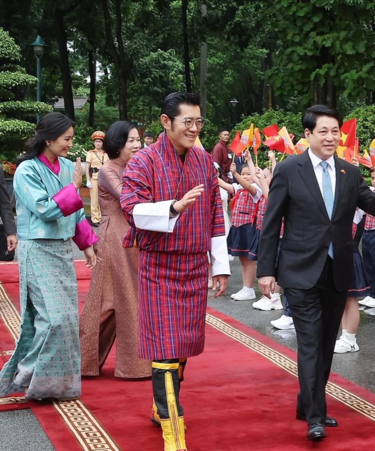 佩玛王后抵达越南，一袭蓝裙仙气飘飘越南总统夫妇于河内总统府，为不丹国王和王后举