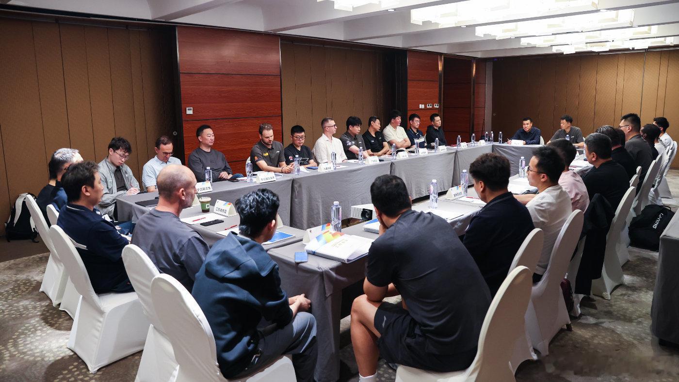 在CBA联赛工作会议上，中国男篮领队薛云飞向长期支持国家队工作的CBA俱乐部表达
