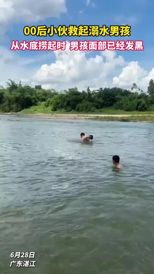 孩子面部发黑瘫软在地，少年跪在碎石滩上疯狂按压胸膛——这惊心动魄的4分钟，竟逆转