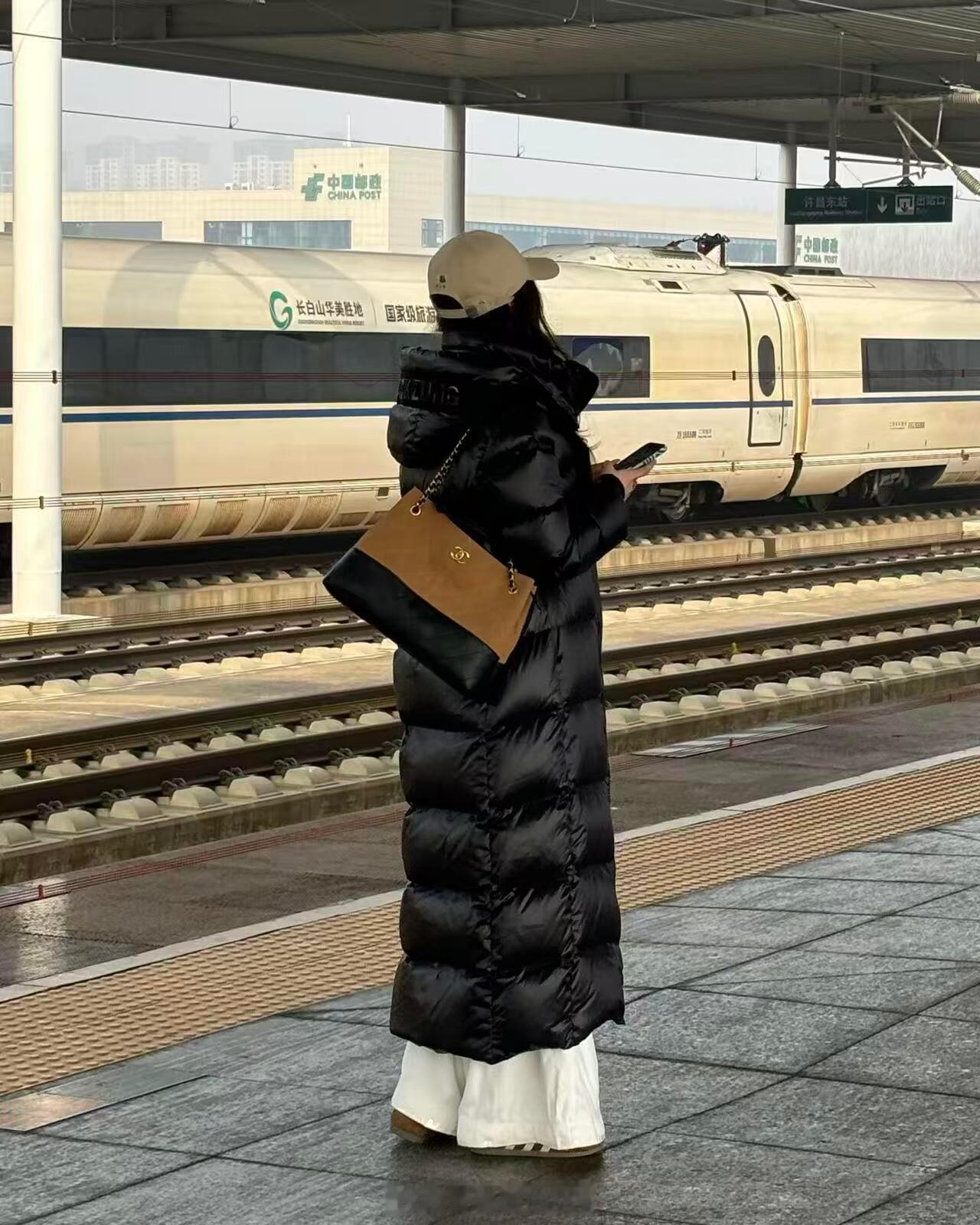 真的绝了…过年回家坐高铁看到的！！遇到了我超爱的羽绒服版型，谁懂啊啊啊！！真的很