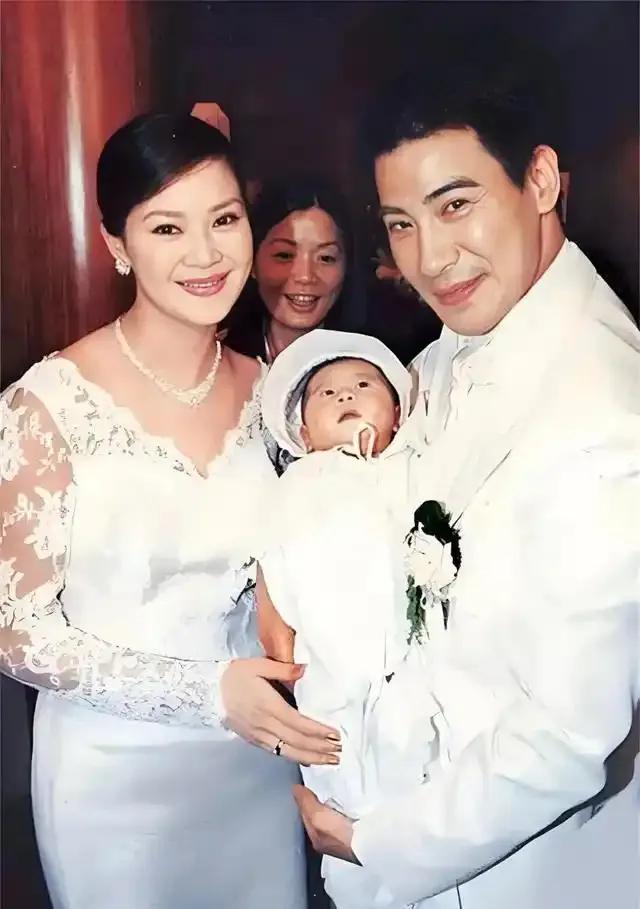2001年6月，俞小凡与相恋11年的翁家明奉子成婚，婚礼办得很隆重，席开40桌，