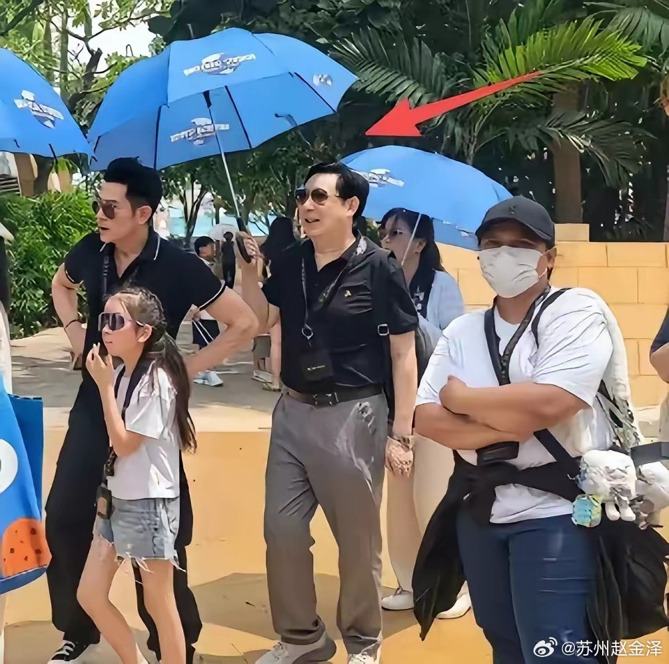 郭富城带全家新加坡游玩！小2岁岳父给他背包撑伞，2女儿嘴凸明显