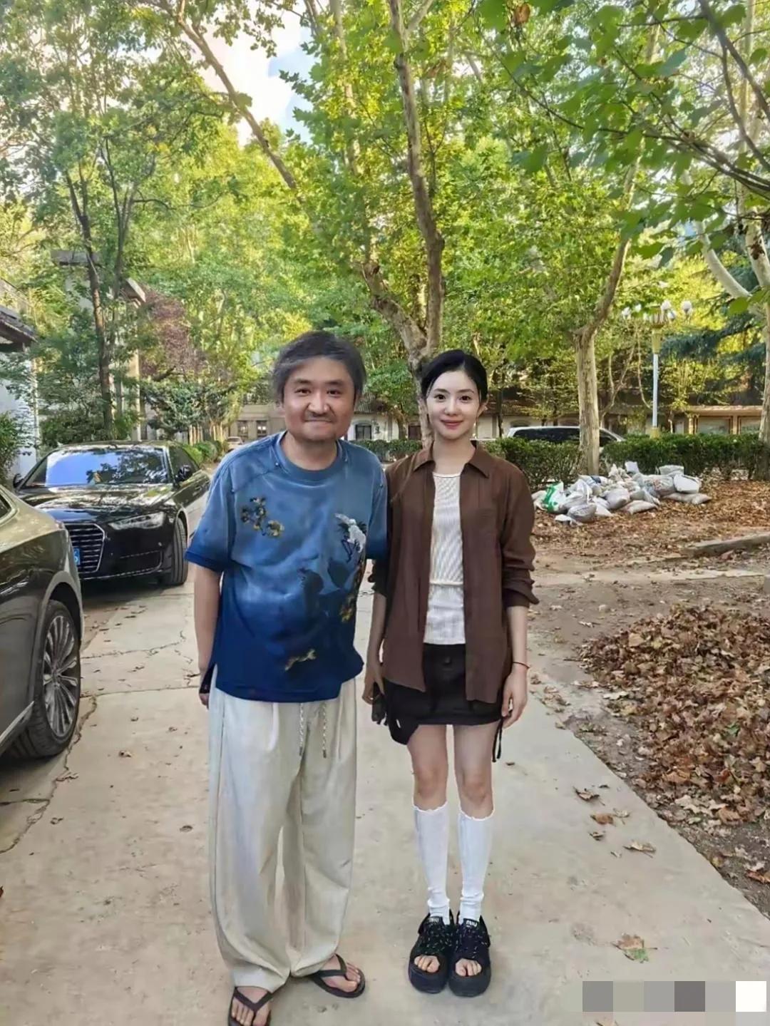 哇哦，镜头中的刘浩存身材苗条，神清骨秀，龙眉凤目，笑意粲然；好久未见的苗阜明显地