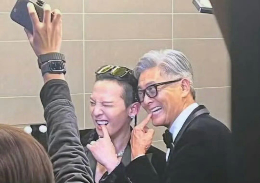 周润发权志龙mama后台互动2025年MAMA颁奖礼后台，一张周润发与权志龙的