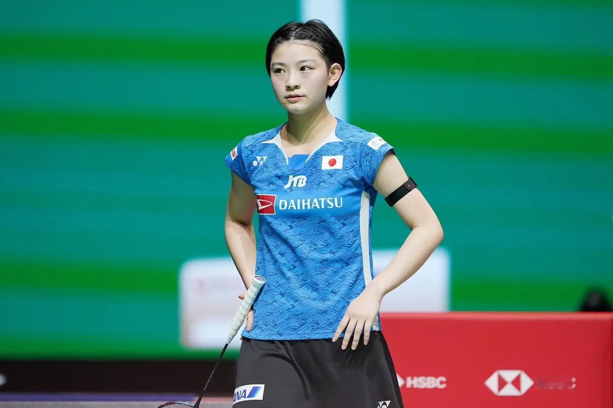 北京时间4月26日晚，羽毛球尤伯杯展开一场B组小组赛的争夺。第1场女单，世界排