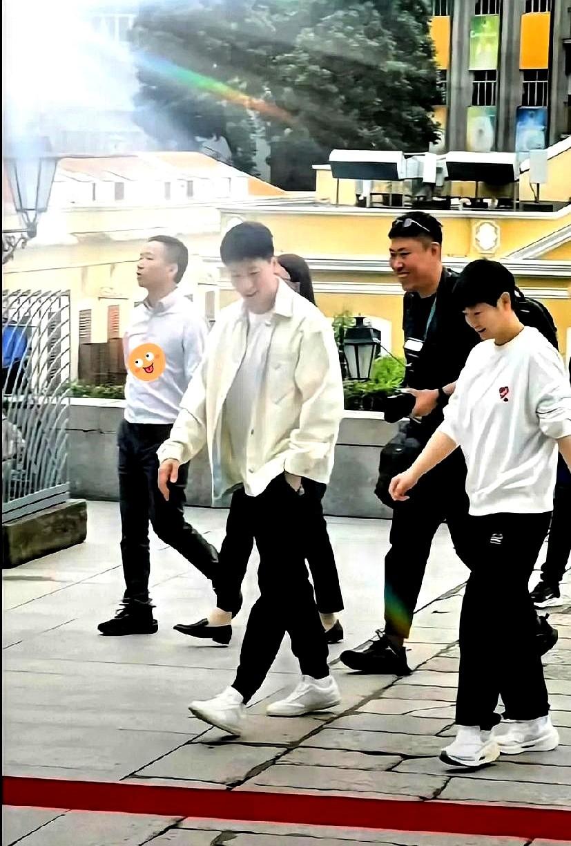 莎局这气场太强大了！龙队带着莎莎一起出门，两个人还穿了差不多颜色的衣服。他俩