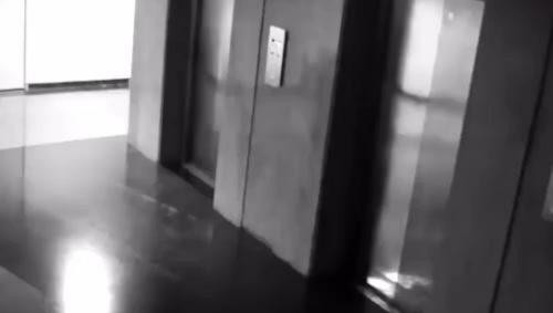 监控实拍: 电梯诡异一幕,男子竟穿门而出
