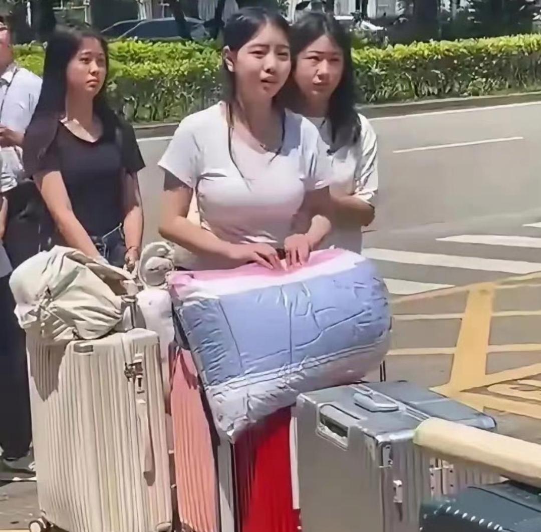 说句实在话，以前没什么文化大部分的中青年，都在工地上做工，现在房地产不景气，好多