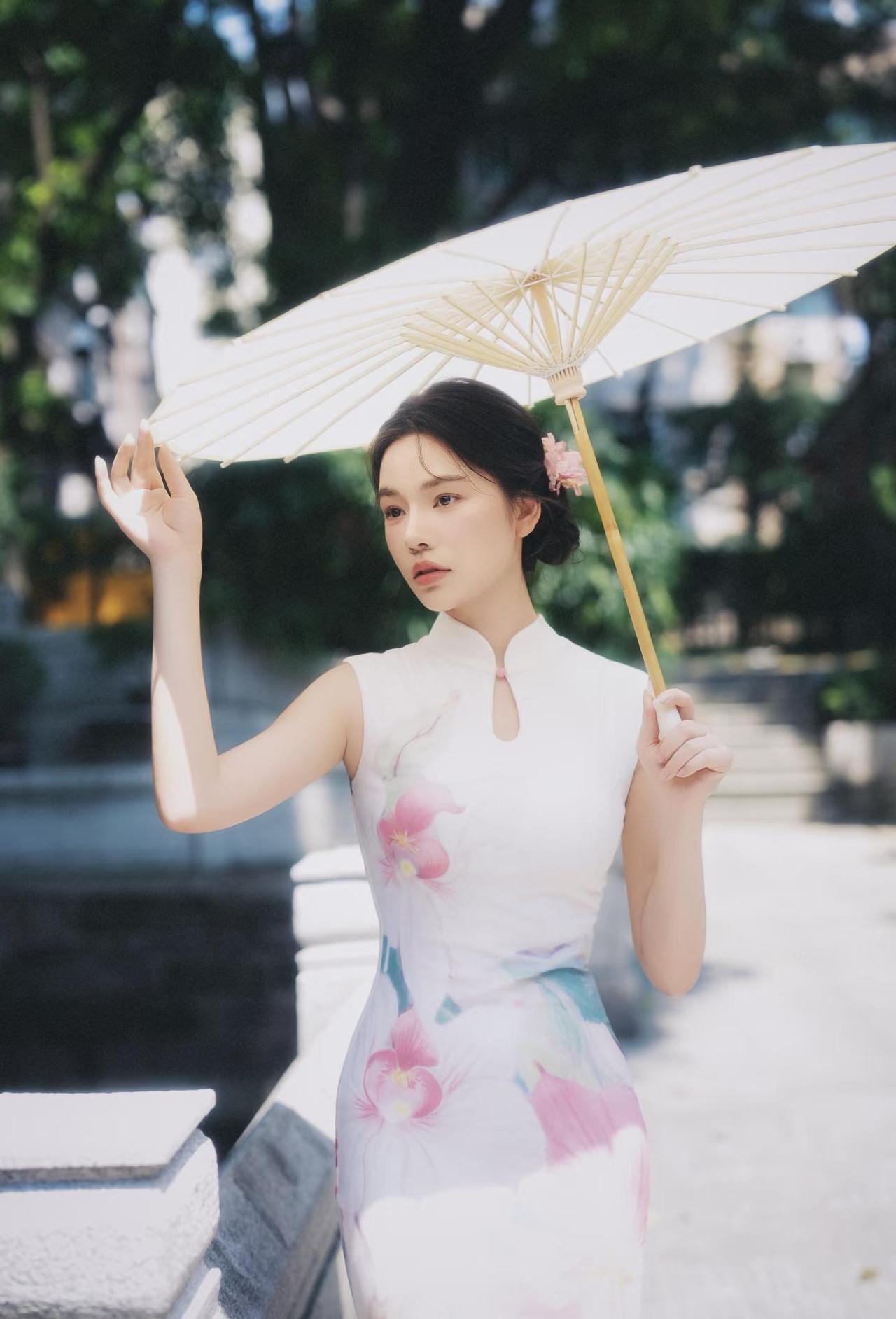 在阳光下穿旗袍是什么感觉？SONYA7M5+50GM模特：椿桃活动：光影